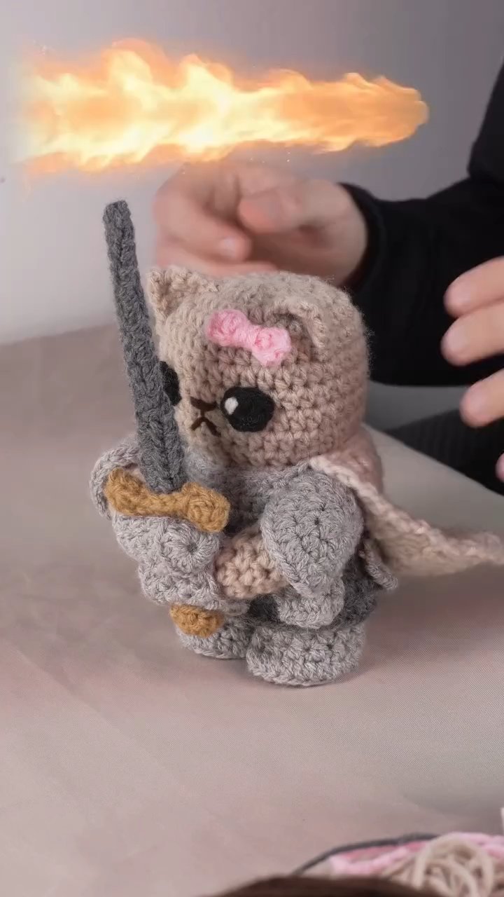 Viral Knight Cat Crochet Video Tutorial – Cute Kitten in Armor with Sword & Cape