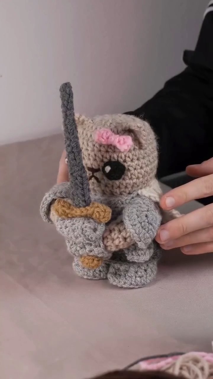 Viral Knight Cat Crochet Video Tutorial – Cute Kitten in Armor with Sword & Cape