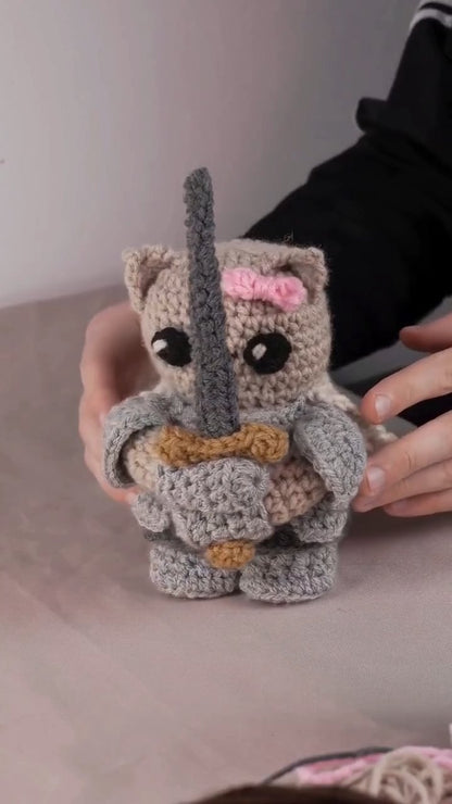 Viral Knight Cat Crochet Video Tutorial – Cute Kitten in Armor with Sword & Cape