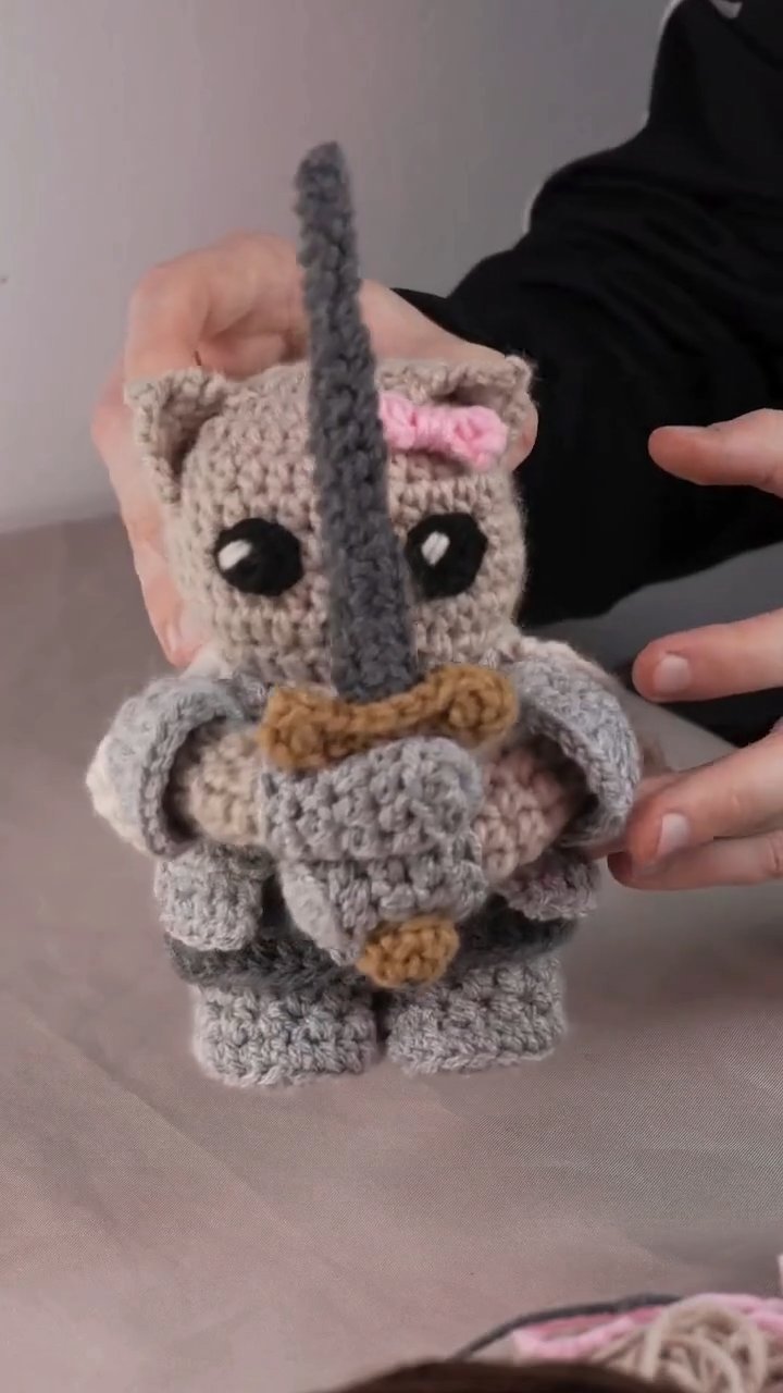 Viral Knight Cat Crochet Video Tutorial – Cute Kitten in Armor with Sword & Cape