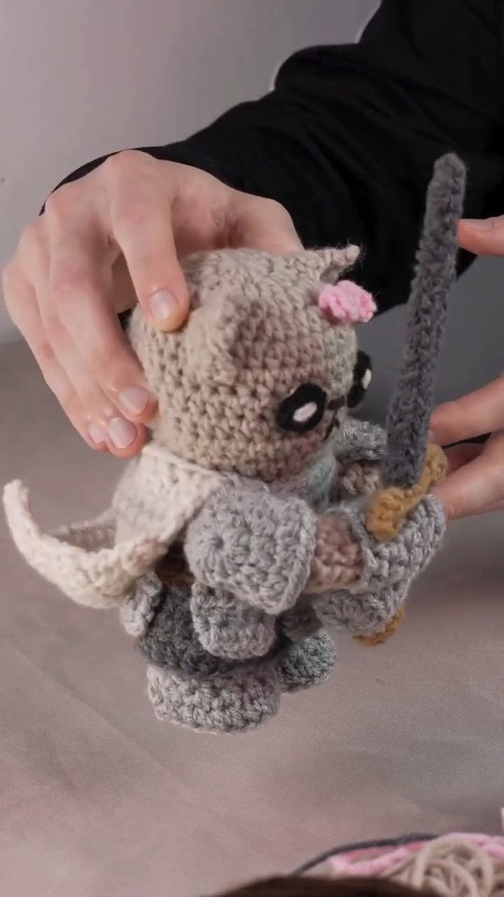 Viral Knight Cat Crochet Video Tutorial – Cute Kitten in Armor with Sword & Cape