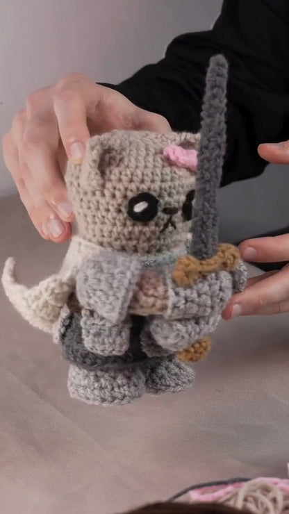 Viral Knight Cat Crochet Video Tutorial – Cute Kitten in Armor with Sword & Cape